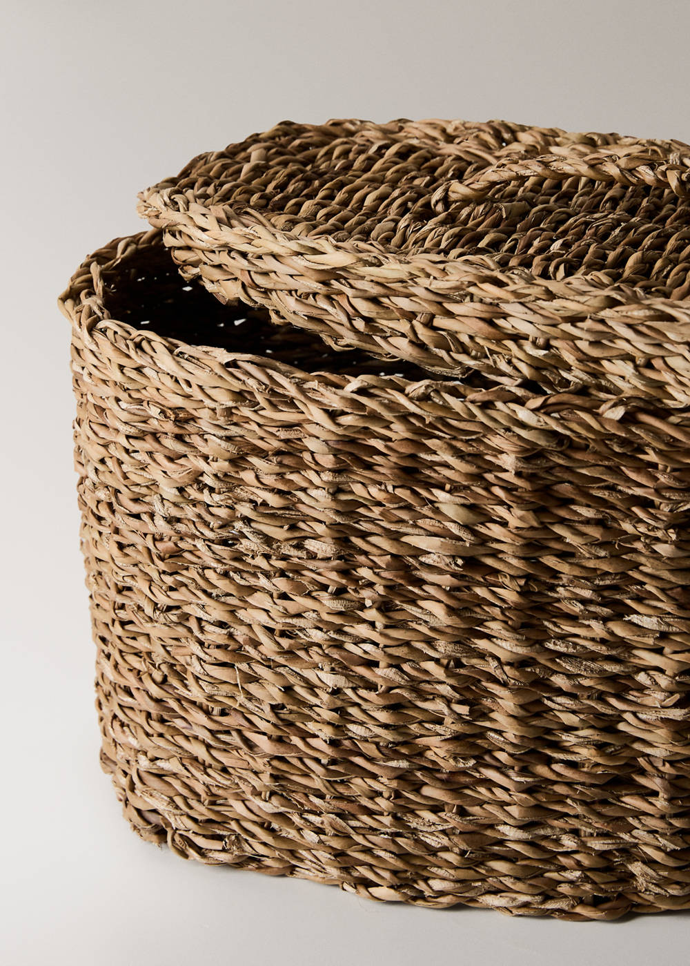Medium oval seagrass basket - Image 3