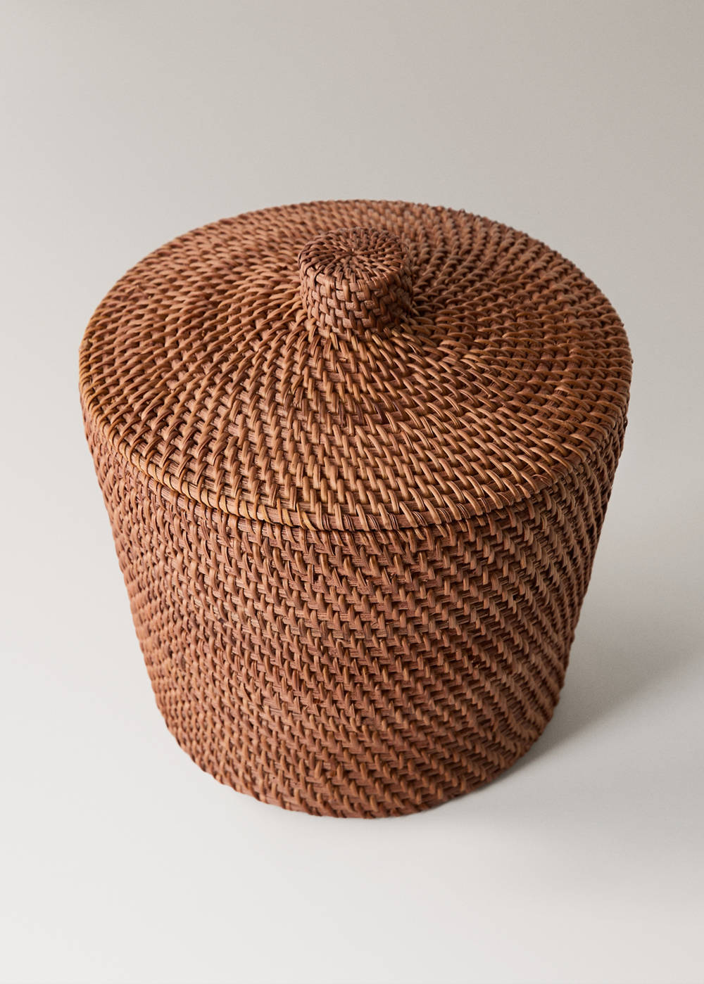 Fine rattan box with lid - Image 3