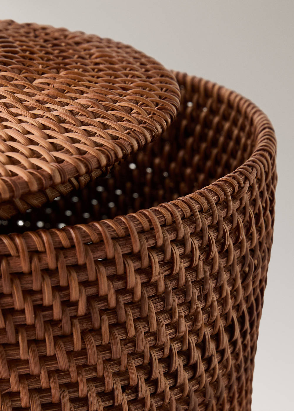 Fine rattan box with lid - Image 5