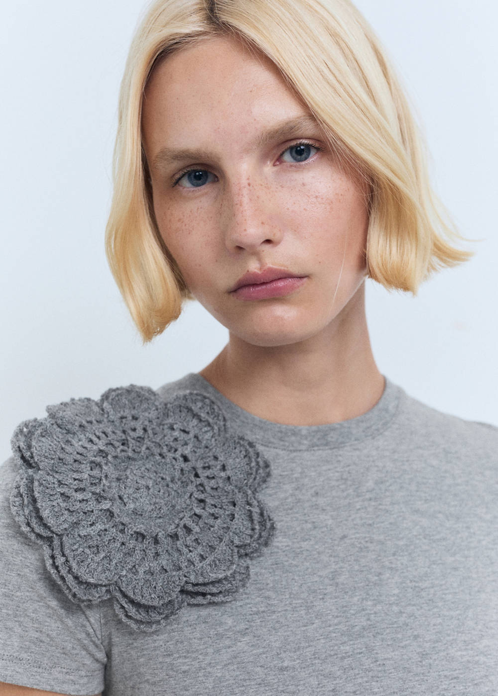 Crochet cotton t-shirt with flower - Image 5