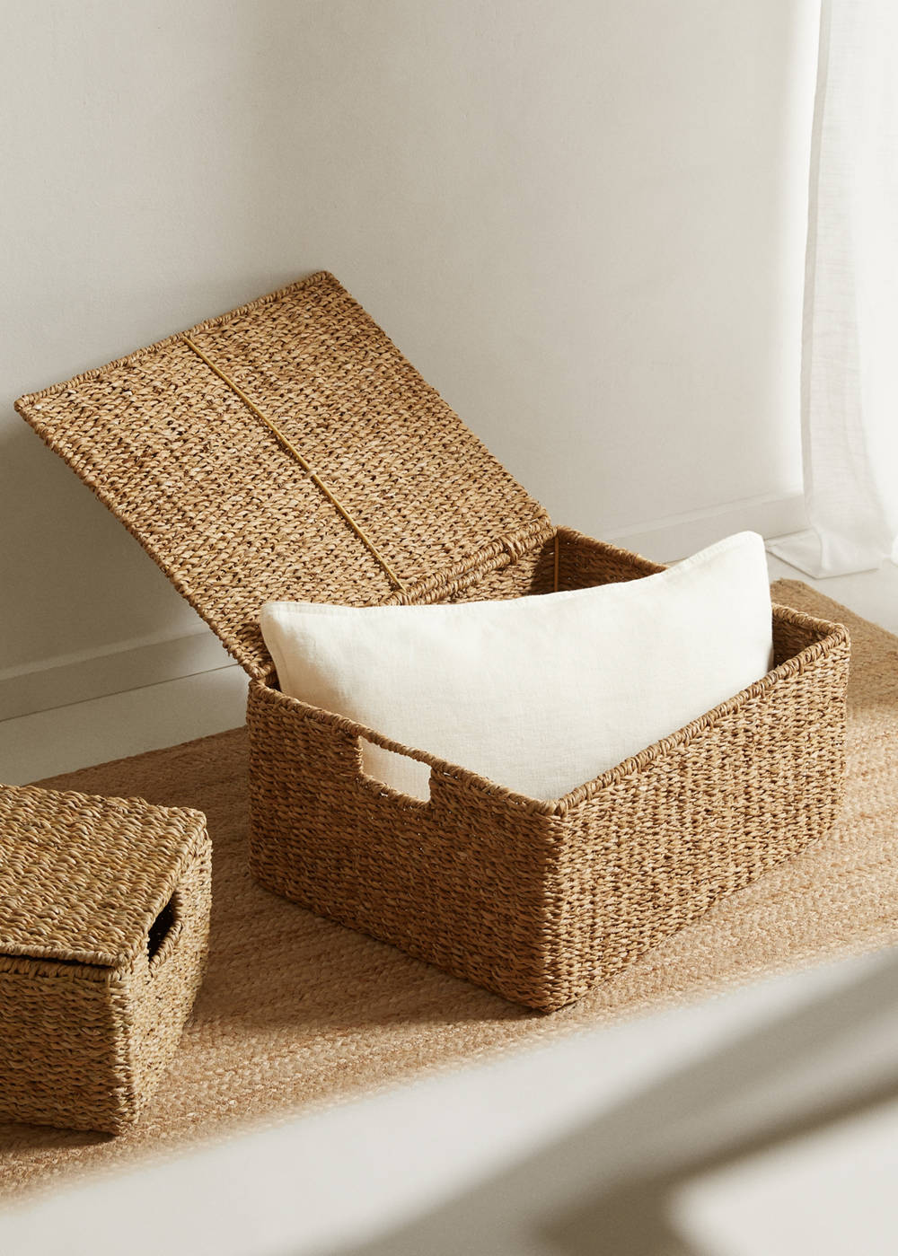 Medium braided basket with handles