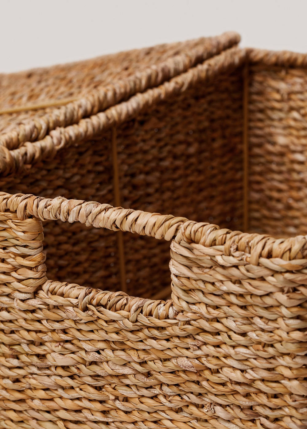 Medium braided basket with handles - Image 4