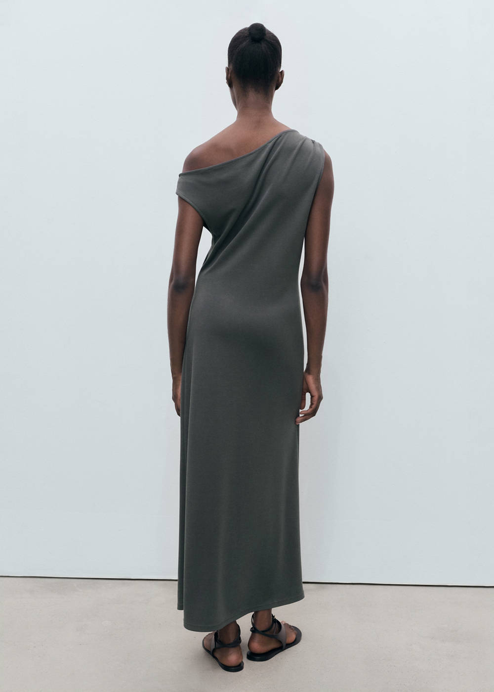 Asymmetrical pleated dress - Image 4