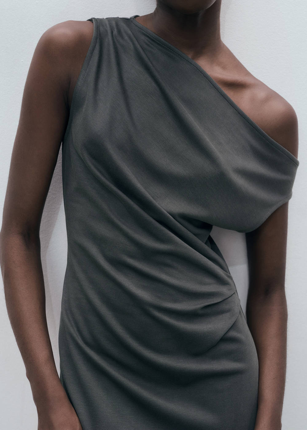 Asymmetrical pleated dress - Image 5
