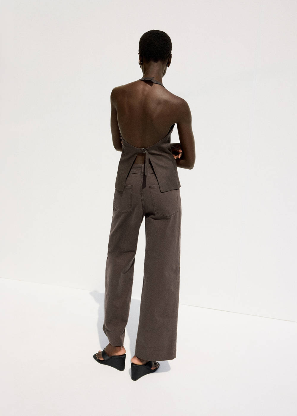High-waisted wide leg jeans with stitching