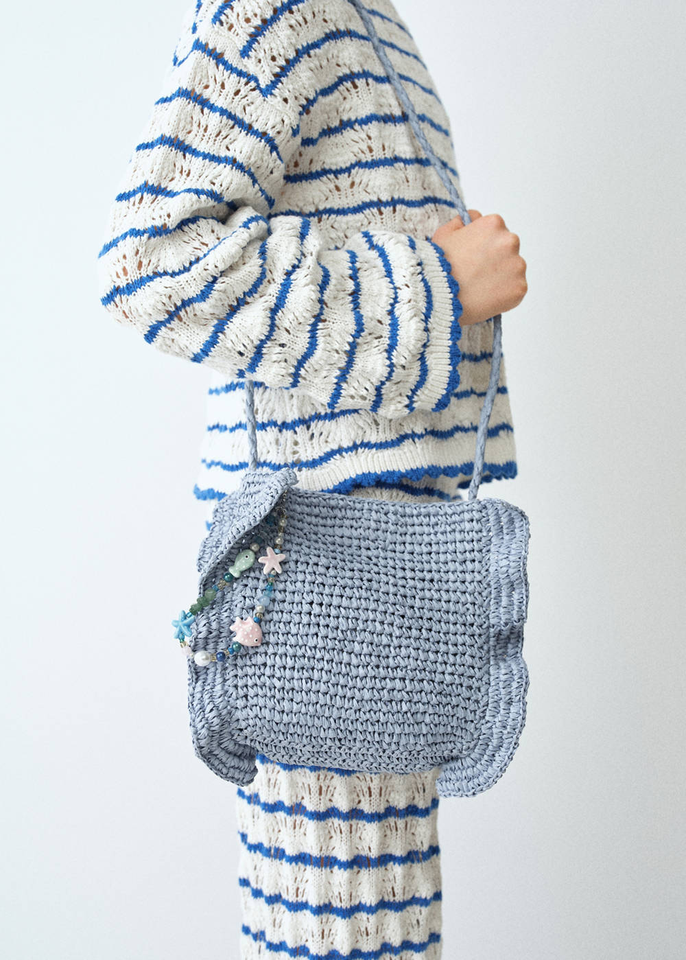 Natural-fiber bag with charm - Image 3