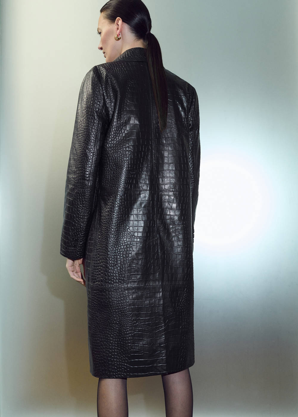Crocodile-effect faux fur coat - Image 5