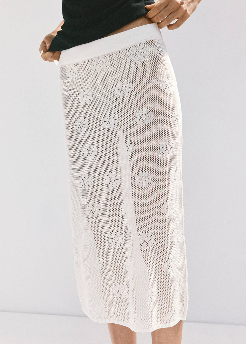 Semi-transparent floral crochet skirt - Image 5