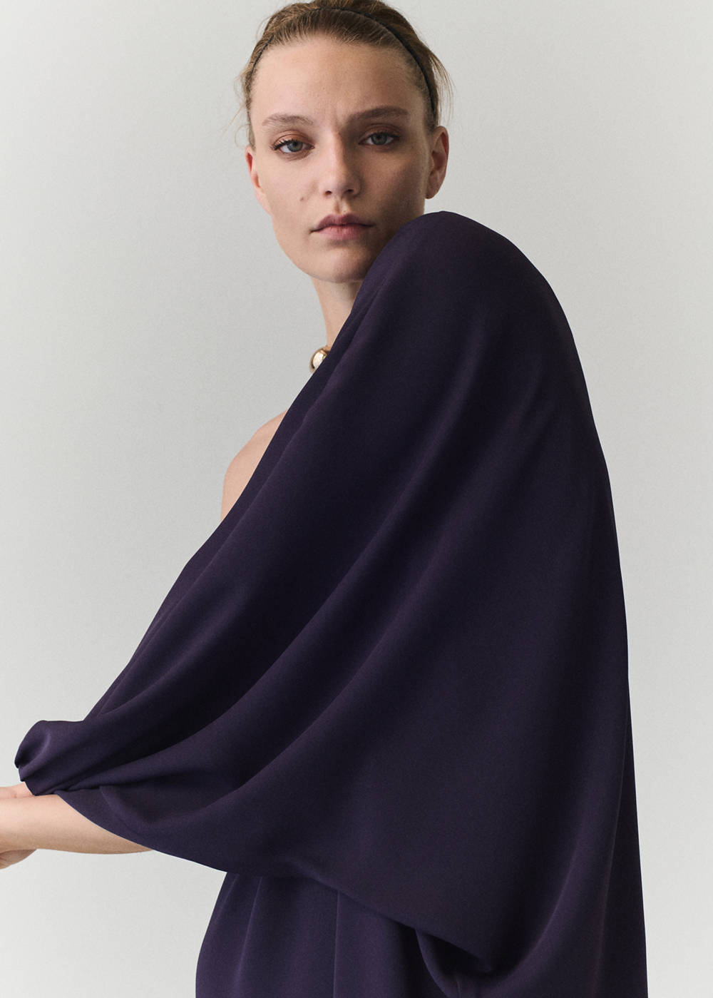 Asymmetric dress with necklace