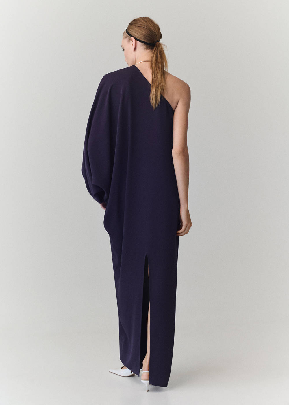 Asymmetric dress with necklace - Image 4