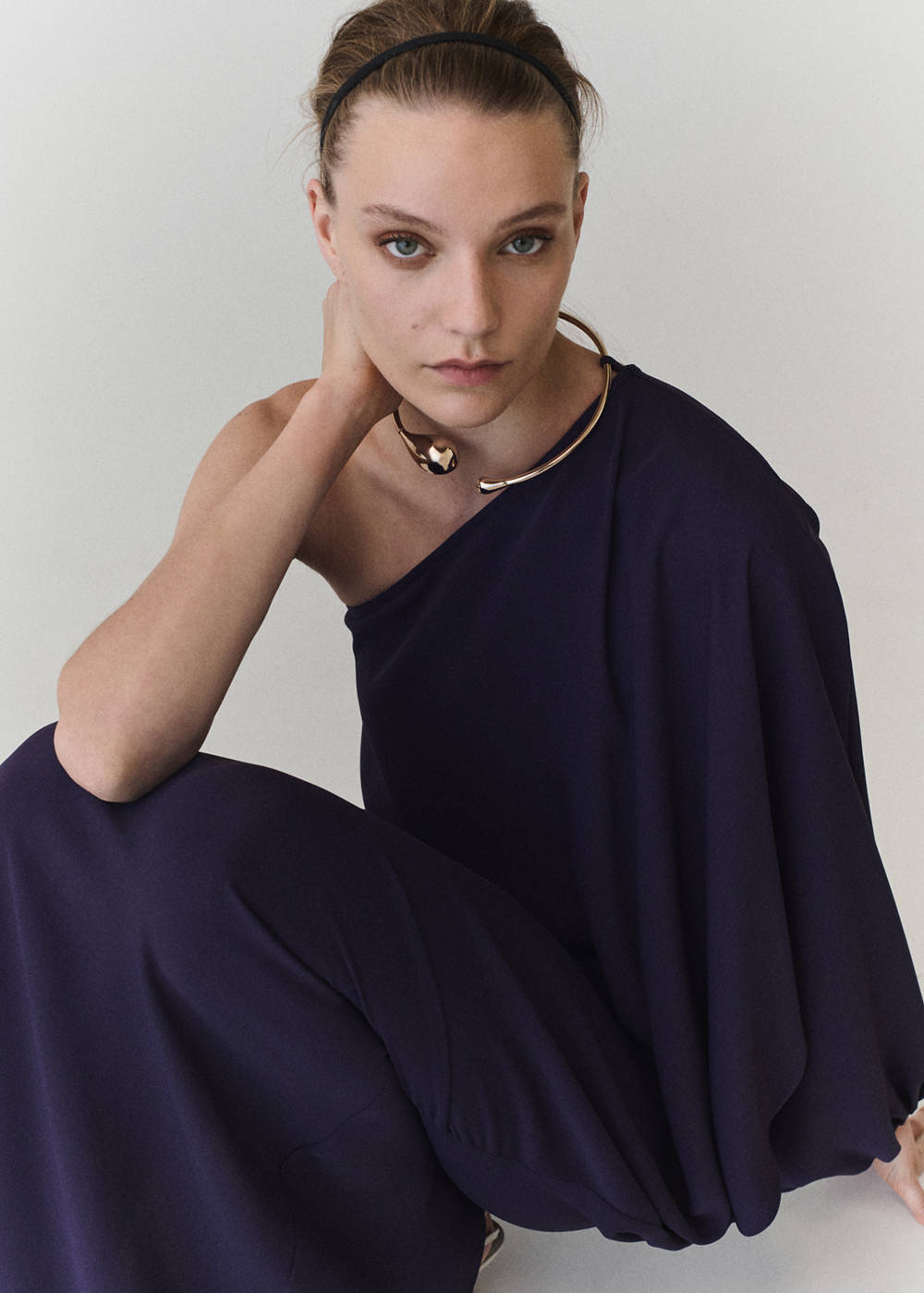 Asymmetric dress with necklace - Image 5