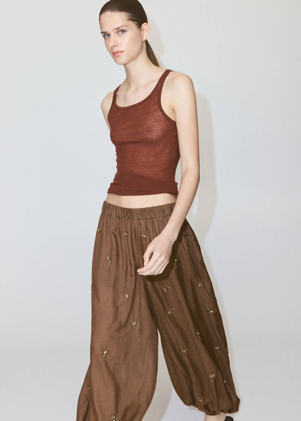 Balloon trousers with embroidered appliqués