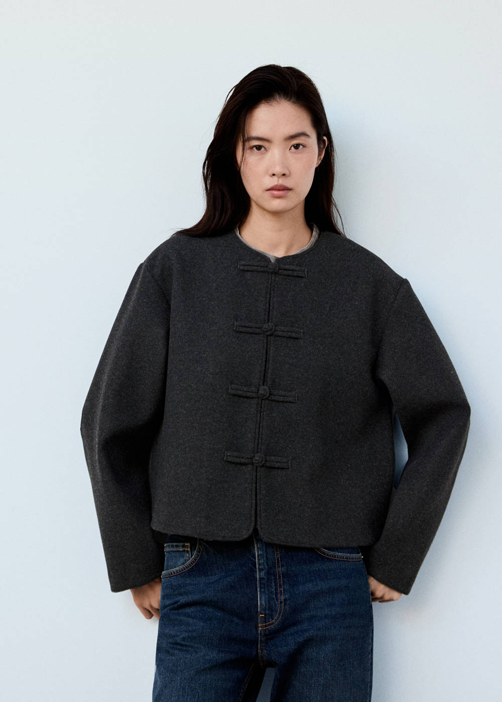 Straight jacket with toggle fastening