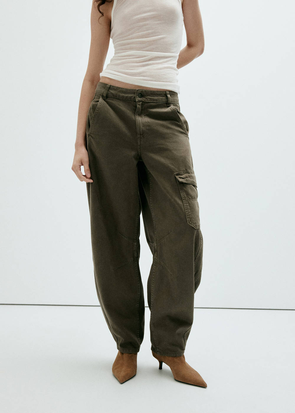 Mid-rise cargo jeans - Image 5