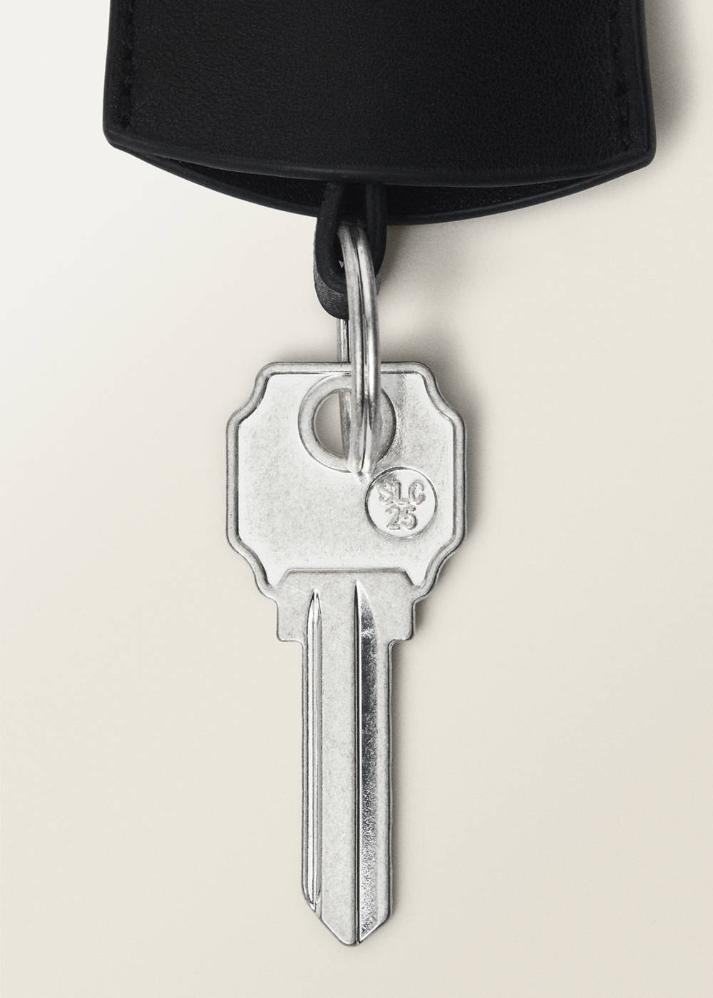 Leather necklace with keychain pendant - Image 4